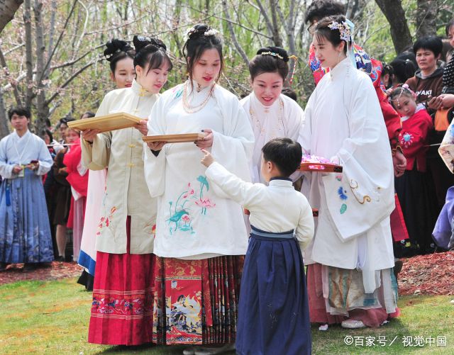 2019年3月24日,上海,一场"花朝节"汉服游园活动当天在顾村公园举行.